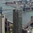 Hasta se puede observar el discurrir de la vida en Brooklyn, al otro lado del East River.
