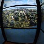 Otra de las grandes atracciones del lugar son los ascensores. Llevan a los visitantes hasta arriba en 47 segundos, mientras en las paredes se proyecta un vídeo que recrea la transformación de Manhattan y su escalada hacia el cielo.