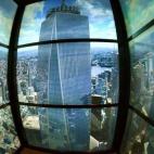 Hasta hoy. El vídeo incluye en un metabucle el edificio donde el vistante se eleva en ascensor, el nuevo conquistador de las nubes neoyorquinas.