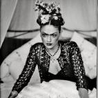 "John Galliano, Dolce & Gabbana, Christian Lacroix, Kenzo, McQueen, Viktor and Rolf, Karl Lagerfeld, Moschino... todos la han resucitado. Claudia Schiffer, Salma Hayek, Laura Ponte, Nati Abascal, Milla Jovovich… la han reencarnado", explica la...