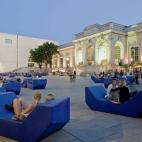 Este barrio es uno de los complejos culturales más grandes del mundo y una cita obligada en esta época del año cuando se celebra el Summer Opening, un evento que incluye entrada libre a algunos museos y exposiciones, actuaciones musicales dur...