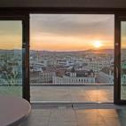 Además de miradores tan conocidos como el de la Torre del Danubio, Viena posee otros muchos lugares desde donde poderla admirarla. Uno de ellos es el café Ocean’ Sky situado en la planta 11 de una antigua torre antiaérea hoy conocida como C...