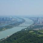 Más visitada por vieneses que por turistas, este espacio natural de 21 kilómetros, situado a solo 10 minutos en metro del centro, es como un gigantesco parque en medio del Danubio donde relajarse, preparar una barbacoa o incluso bañarse en un...