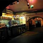 Hay muchos locales donde disfrutar de buena música en la ciudad danubiana, pero sin duda el Chelsea es una de las referencias. Abierto todos los días, en él se puede escuchar música en directo, desde Djs hasta grupos de rock vieneses e inclu...