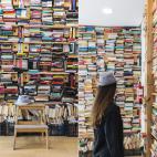 &quot;T&uacute; decides cu&aacute;nto valen tus libros&quot;. Esta es la curiosa m&aacute;xima de TuuuLibrer&iacute;a, un espacio al que Manuela llega tras bajarse en Diego de Le&oacute;n. En pleno de barrio de Salamanca, esta peque&ntilde;a lib...