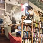 La literatura especializada en cine tiene nombre propio: Ocho y Medio. La librer&iacute;a, tan famosa como reconocida por el sector, encuentra su hogar en la calle Mart&iacute;n de los Heros, cerca de los cines Renoir y del popular templo egipci...