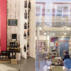 &quot;Infame: que carece de honra, cr&eacute;dito, y estimaci&oacute;n&quot;. Todo lo contrario es lo que se encuentra Manuela, precisamente, cuando entra en esta di&aacute;fana librer&iacute;a que ha hecho de la literatura y el vino sus princip...