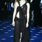 Es Paz Vega, aunque con ese vestido de Yves Saint Laurent podría tratarse de la versión morena de Daenerys Targaryen de Juego de tronos. La sevillana se convertía en la Actriz revelación por su papel en Lucía y el sexo (2002).