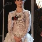 La actriz decidió que en la ceremonia de 2003 llevaría dos estilismos, ambos de Chanel. Fue una gala marcada por el ‘No a la guerra’, lema que Pe (y muchos otros) lucieron en forma de insignia.