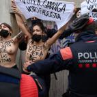 Protesta de Femen ante el colegio de Garriga (Vox)