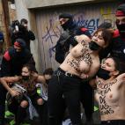 Protesta de Femen ante el colegio de Garriga (Vox)