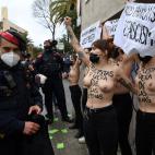 Protesta de Femen ante el colegio de Garriga (Vox)