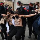 Protesta de Femen ante el colegio de Garriga (Vox)