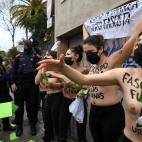 Protesta de Femen ante el colegio de Garriga (Vox)