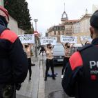 Protesta de Femen ante el colegio de Garriga (Vox)