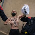 Protesta de Femen ante el colegio de Garriga (Vox)