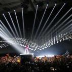 La ganadora de Eurovisión 2014 abrió la gala cantando Building Bridges