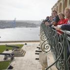 El presidente del Gobierno español, Mariano Rajoy; la canciller alemana, Angela Merkel; una mujer no identificada y el primer ministro irlandés, Enda Kenny, observan el paisaje desde una balaustrada en el ámbito de la cumbre informal de líde...