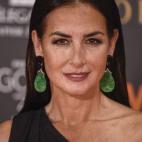 Completó su estilismo con unos imponentes pendientes verde esmeralda.