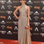 De Elisabetta Franchi, sandalias de Salvatore Ferragamo y clutch de Jimmy Choo.