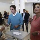El ex presidente del Gobierno, José María Aznar, y su esposa, la alcaldesa saliente de Madrid, Ana Botella, votando en Madrid.