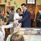 El ministro de Industria y presidente del PP de Canarias, José Manuel Soria, ha ejercido su derecho al voto, en compañía de su mujer en el colegio público Adela Santana de Tarifa, en Las Palmas de Gran Canaria.