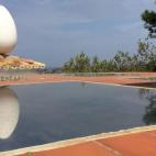 La residencia en la que el artista surrealista vivi&oacute; est&aacute; formada por varias casas de pescadores que Dal&iacute; fue comprando entre los a&ntilde;os 1930 y 1972, cuando decidi&oacute; asentar su residencia en Portlligat, Cadaqu&eac...