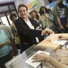 Luis García Montero, candidato de IU a la Asamblea de Madrid, vota con su esposa, la escritora Almudena Grandes.