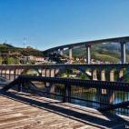 Esta serpenteante carretera acompaña el río a través de un paisaje esplendoroso, repleto de viñas de algunas de las fincas de las marcas de vino más importantes de esta región vinícola. Una alternativa al coche es hacer el mismo recorrido...