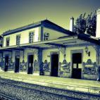 La parte externa de la estación está decorado con 24 paneles con más de 3000 azulejos de J. Oliveira que muestran las diferentes etapas de la producción y el transporte del vino en el valle de Duero. Vale la pena aprovechar para visitar el c...