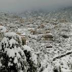 Ehmej, al norte de Beirut, Líbano, "pintada" de blanco entre montañas