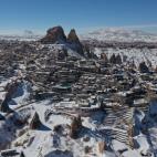 Las "chimeneas de hadas" de la región de Capadocia, Turquía, tampoco han escapado de las nevadas
