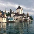 Castillo de Chillón Este castillo del siglo XIII se alza sobre una colina a más de 600 metros de altitud. El Castillo Thun perteneció a la poderosa familia Thun y, aún hoy, el castillo se conserva perfectamente con el mobiliario original. ...