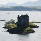 Castillo sobre el MarEl Castillo Stalker es uno de los más famosos de Escocia y es todo un orgullo para los escoceses. Se encuentra en una pequeña isla en un lago cercano a la costa oeste y data de 1320. Ha sido escenario de películas y, lame...