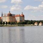 De un estilo barroco muy alemán, el Castillo de Moritzburg de finales del siglo XV se encuentra en la ciudad de Moritzburg, cerca de Dresde. Sorprende por sus colores amarillos y por el espectacular lago que lo rodea, pero dentro también guard...