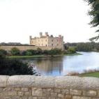 Al sur de Maidstone (Kent) se encuentra el Castillo de Leeds), de principios del siglo XII (aunque antes hubo una casa señorial del siglo IX). Está totalmente rodeado de agua, algo que siempre sorprende a los visitantes. Además, tiene un labe...
