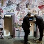 Behind the lobby doors, the pepper is in the right eye - Laure Prouvost