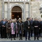 El presidente de la Generalitat, Carles Puigdemont, y la presidenta del Parlamento, Carme Forcadell, salen juntos del Palau de la Generalitat con los tres acusados.