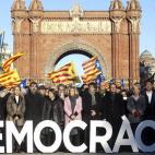 Mas, Rigau, Ortega, Puigdemont y su gobierno, frente al Arco del Triunfo en el Paeo de Lluis Companys, con banderas independentistas ondeando alrededor.
