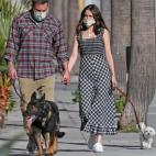 El vestido de cuadros de Ganni se ha convertido en una de sus prendas favoritas y se lo hemos vestido en varias ocasiones.