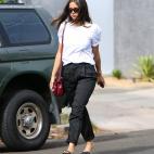 La actriz combin&oacute; prendas b&aacute;sicas dejando el peso del look en los accesorios: sandalias de Saint-Laurent, bolso con flores de piel de Valentino y gafas de sol de C&eacute;line.