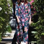 El sue&ntilde;o de muchos es salir a la calle en pijama y m&aacute;s durante el confinamiento. Ana de Armas lo hizo con este conjunto con estampado floral.