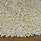 No es un vestido cualquiera, es una obra de arte diseñada por la británica Susie MacMurray y que el público pudo ver en 2004 en la galería neoyorquina Danese/Corey. El vestido, bautizado A Mixture of Frailties, está hecho con 1.400 guantes ...