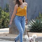 Pocas combinaciones m&aacute;s sencillas y m&aacute;s acertadas que un vaquero con un top lencero. Ella le suma unos Converse negros.