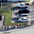 Los estudiantes son evacuados por la Polic&iacute;a.