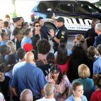 Un agente pide a los padres que esperan en Coral Springs Drive y la carretera Sawgrass que vayan al hotel Marriott para encontrarse con sus hijos.