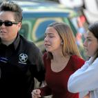 Dos j&oacute;venes llegan al lugar donde esperan sus familiares.