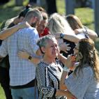 Los familiares se abrazan.