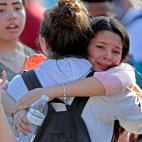 Dos estudiantes se funden en un abrazo, afectadas por lo sucedido.