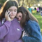 Dos alumnas se consuelan tras la matanza.